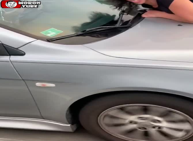 Video :She's trapped on a rogue car's hood!